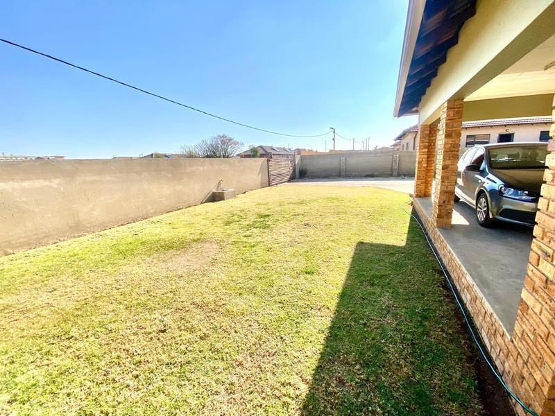 3 Bedroom Property for Sale in Azaadville Gardens Gauteng
