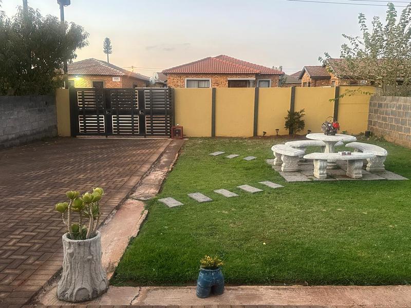 To Let 3 Bedroom Property for Rent in Protea Glen Gauteng