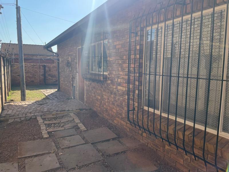 To Let 2 Bedroom Property for Rent in Rooihuiskraal North Gauteng