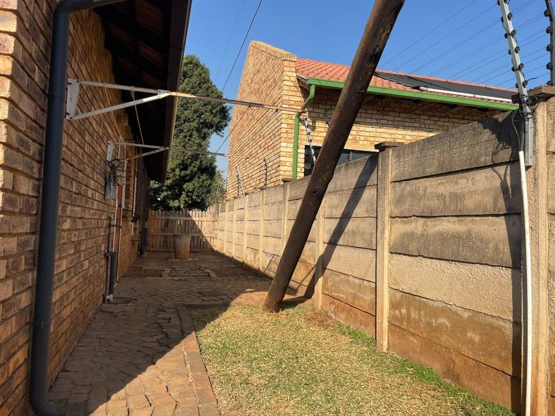 To Let 2 Bedroom Property for Rent in Rooihuiskraal North Gauteng