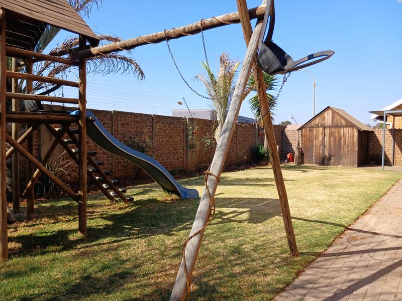 To Let 3 Bedroom Property for Rent in Bonaero Park Gauteng