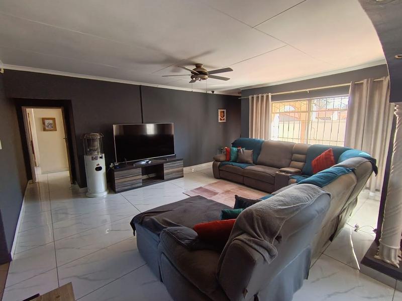3 Bedroom Property for Sale in Brackendowns Gauteng