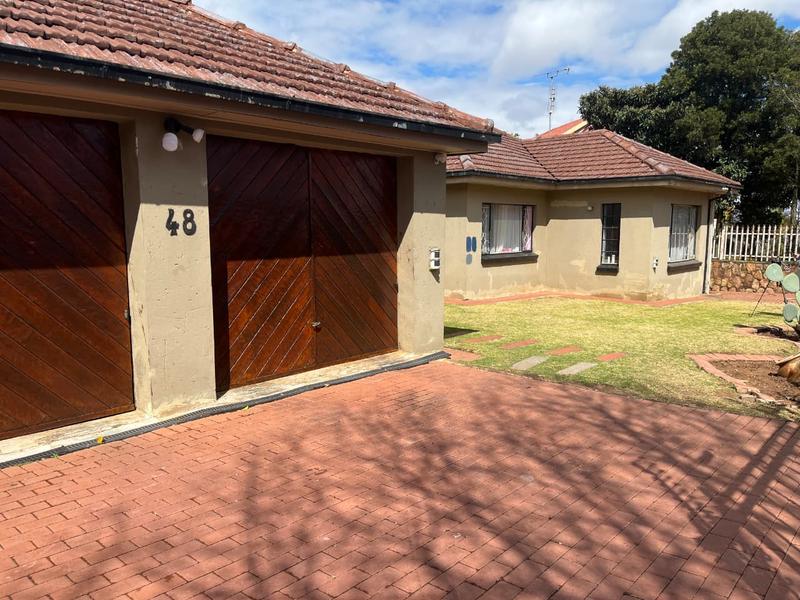 5 Bedroom Property for Sale in Linmeyer Gauteng