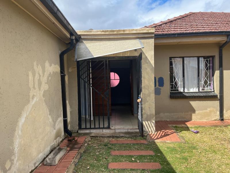 5 Bedroom Property for Sale in Linmeyer Gauteng