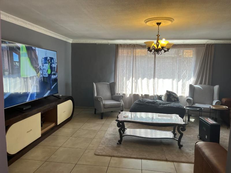 5 Bedroom Property for Sale in Linmeyer Gauteng