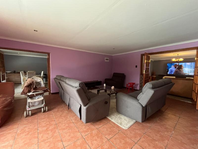 5 Bedroom Property for Sale in Linmeyer Gauteng