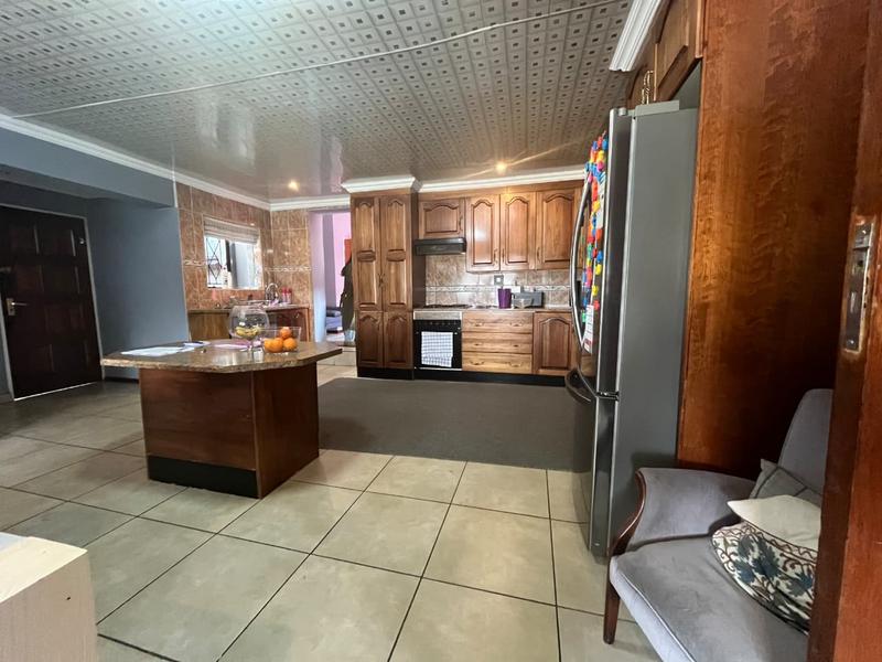 5 Bedroom Property for Sale in Linmeyer Gauteng