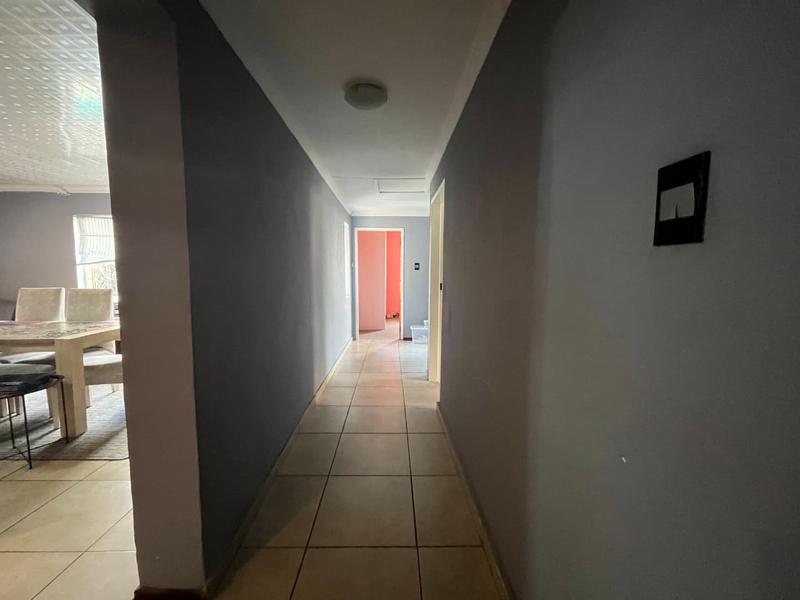 5 Bedroom Property for Sale in Linmeyer Gauteng