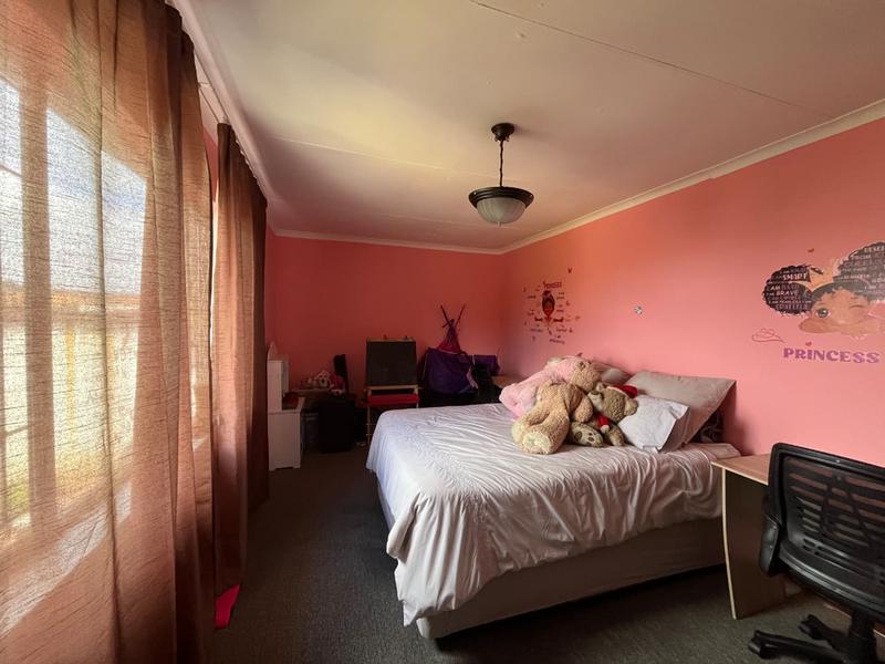 5 Bedroom Property for Sale in Linmeyer Gauteng