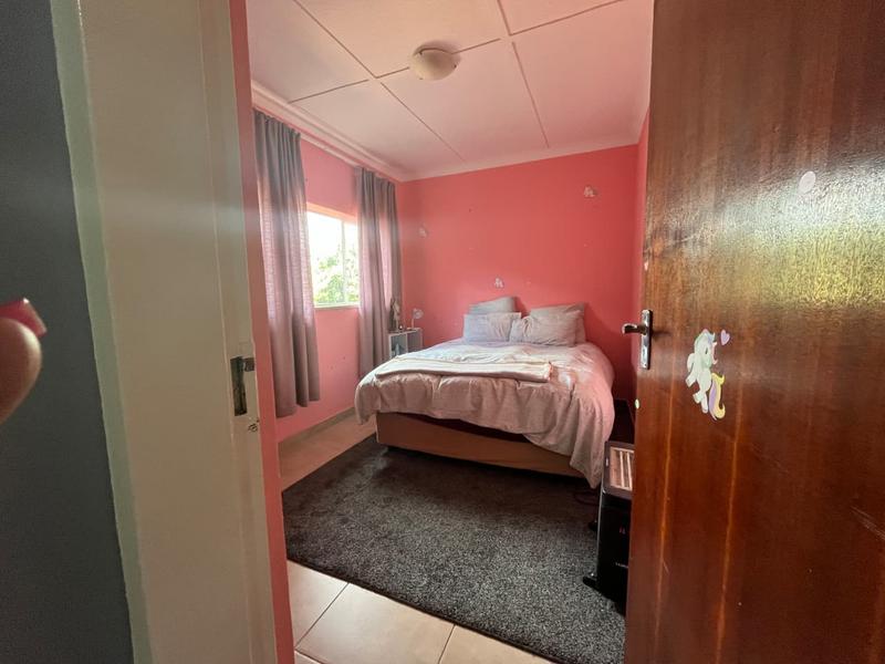 5 Bedroom Property for Sale in Linmeyer Gauteng