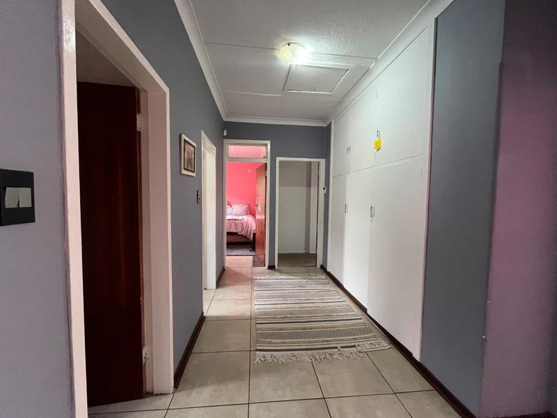 5 Bedroom Property for Sale in Linmeyer Gauteng