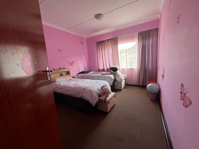 5 Bedroom Property for Sale in Linmeyer Gauteng