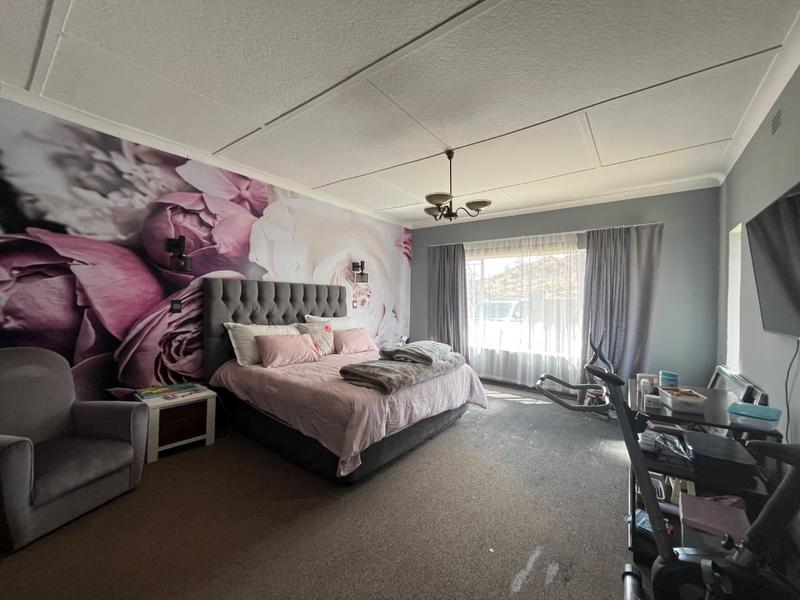 5 Bedroom Property for Sale in Linmeyer Gauteng