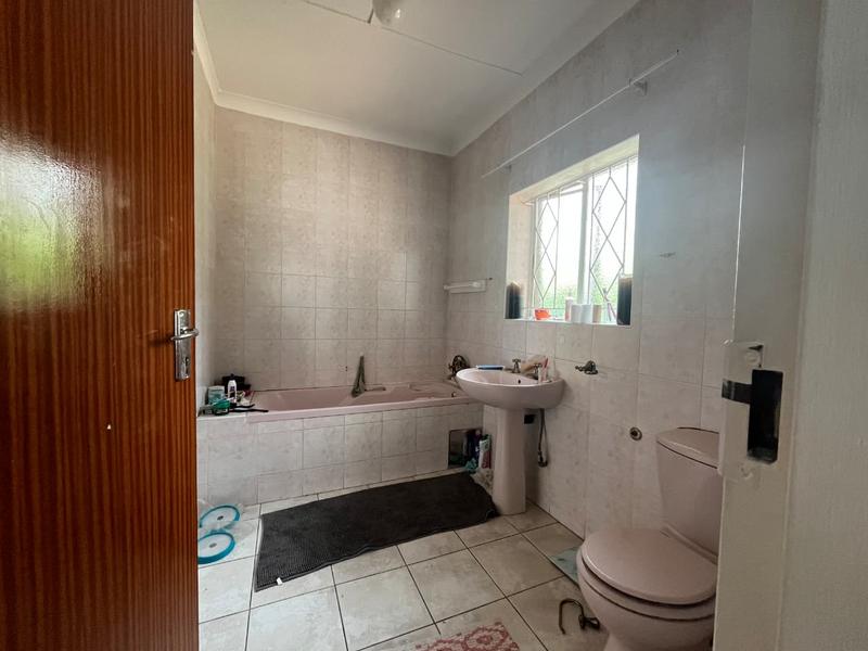 5 Bedroom Property for Sale in Linmeyer Gauteng