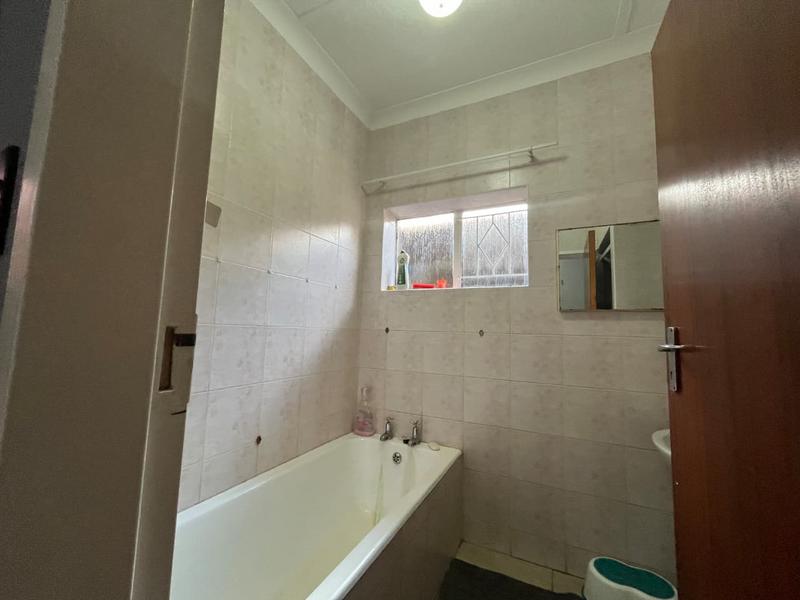 5 Bedroom Property for Sale in Linmeyer Gauteng