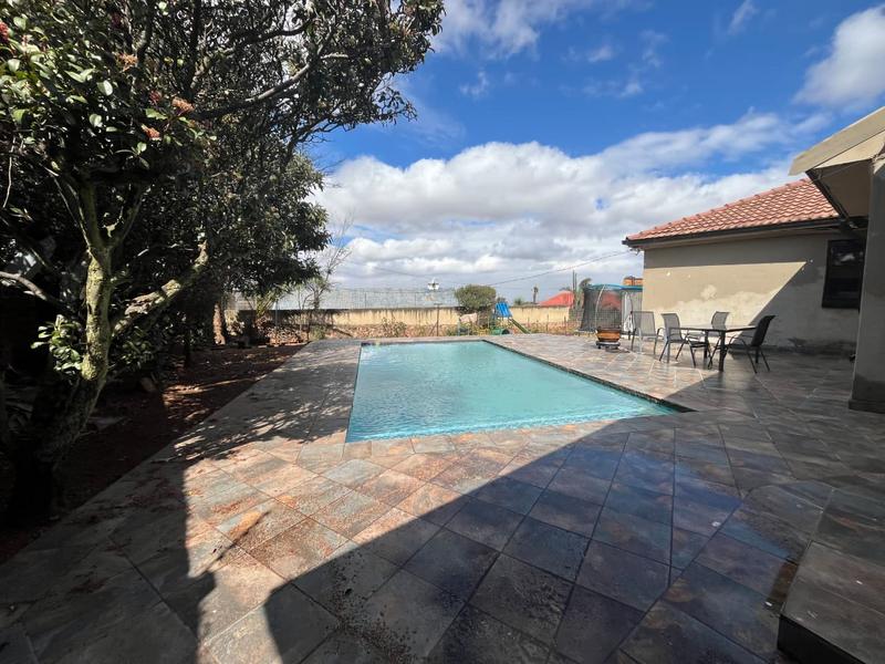 5 Bedroom Property for Sale in Linmeyer Gauteng