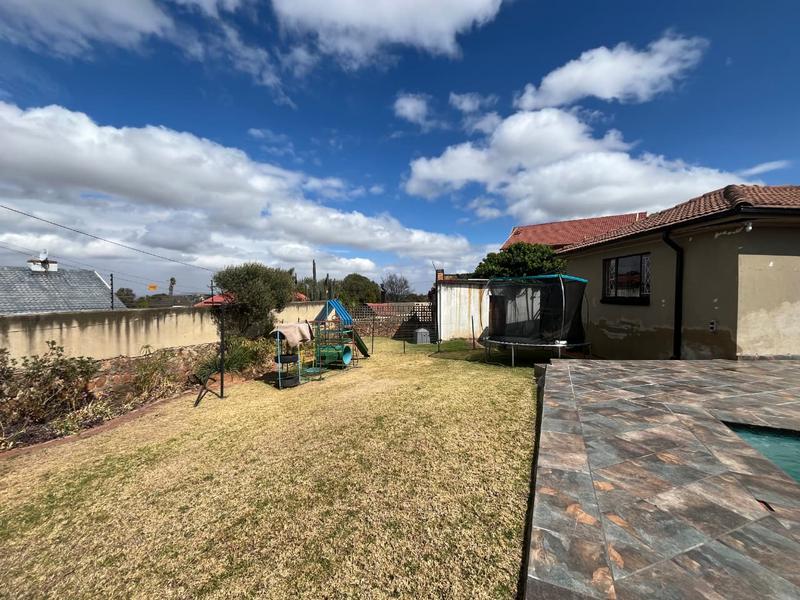 5 Bedroom Property for Sale in Linmeyer Gauteng