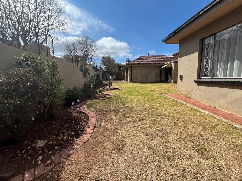 5 Bedroom Property for Sale in Linmeyer Gauteng