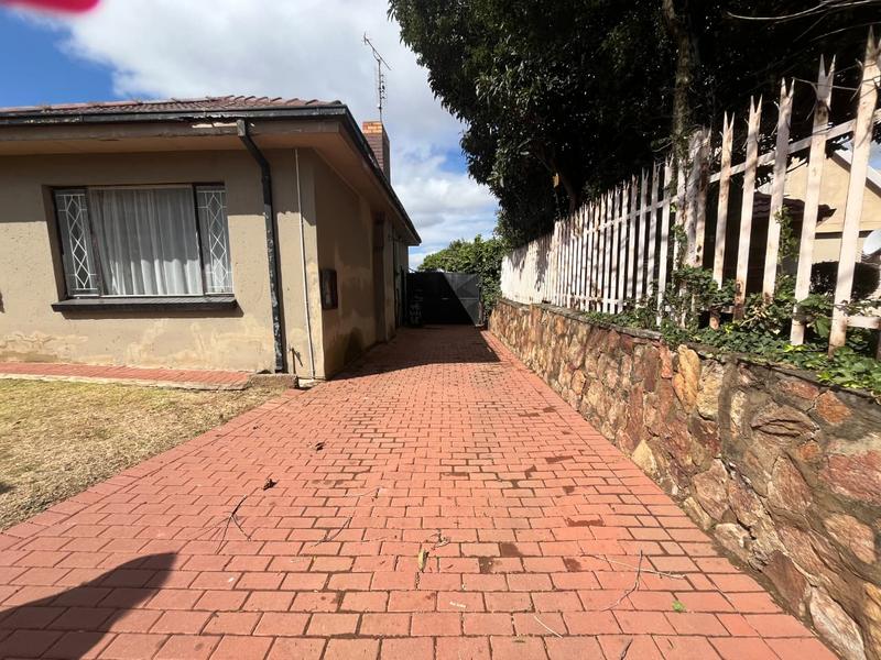 5 Bedroom Property for Sale in Linmeyer Gauteng