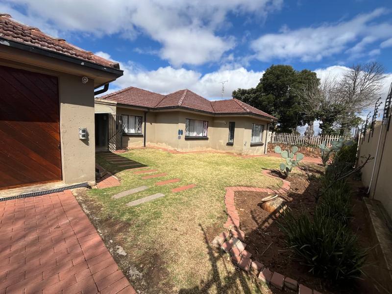 5 Bedroom Property for Sale in Linmeyer Gauteng