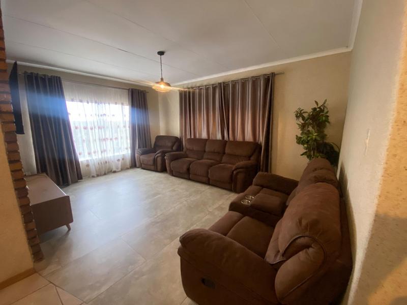 3 Bedroom Property for Sale in Mulbarton Gauteng