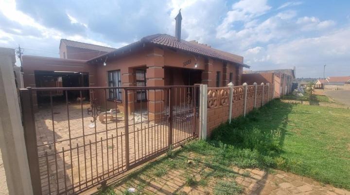 4 Bedroom Property for Sale in Lenasia Gauteng