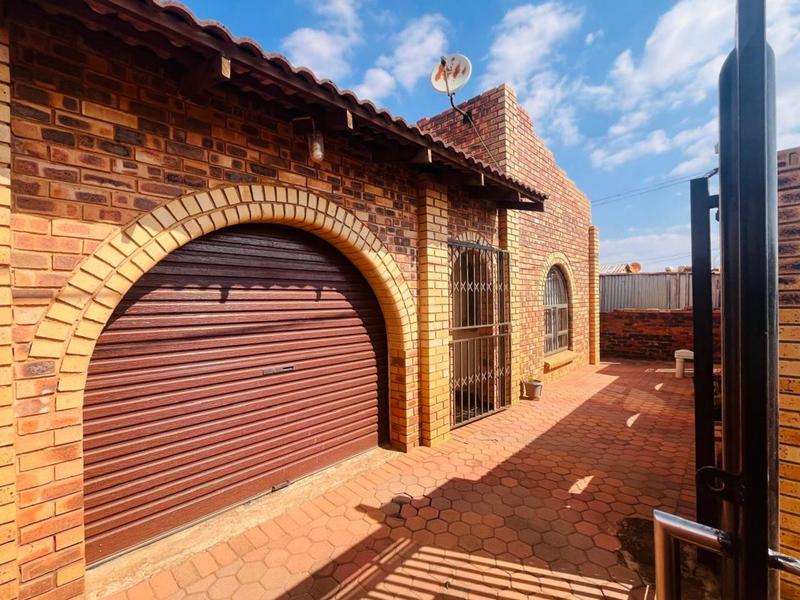 2 Bedroom Property for Sale in Tshepisong Gauteng