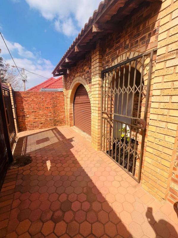 2 Bedroom Property for Sale in Tshepisong Gauteng