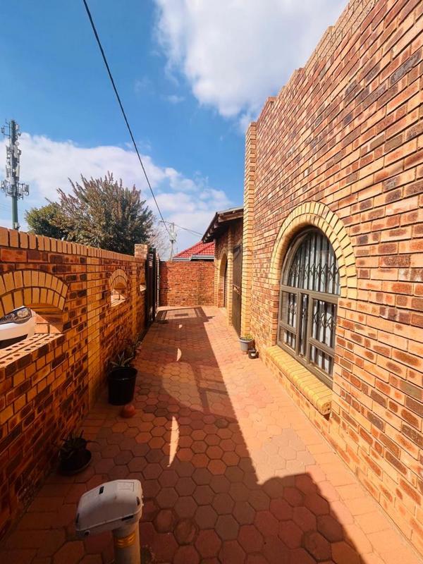 2 Bedroom Property for Sale in Tshepisong Gauteng