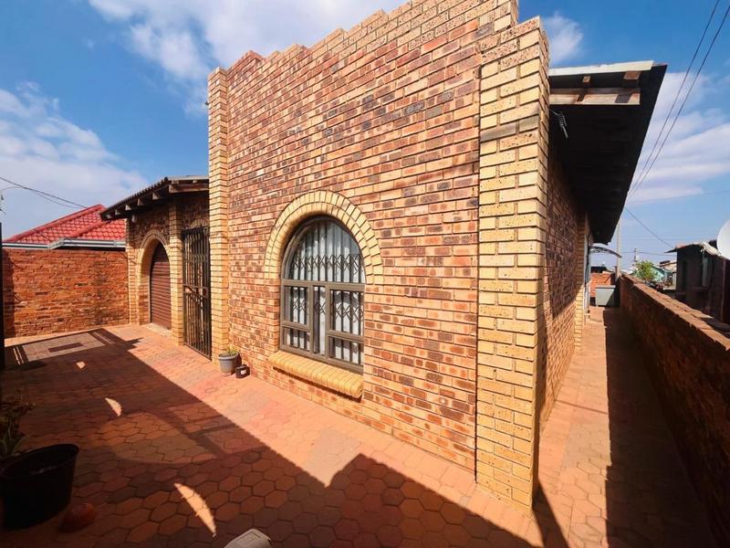2 Bedroom Property for Sale in Tshepisong Gauteng