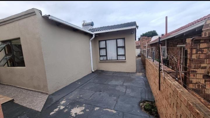 4 Bedroom Property for Sale in Lenasia South Gauteng
