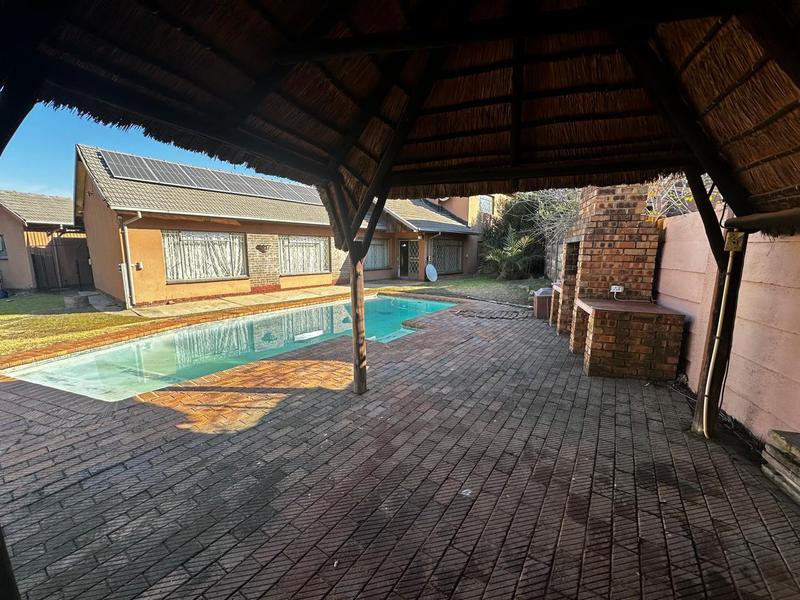 To Let 6 Bedroom Property for Rent in Birchleigh Gauteng