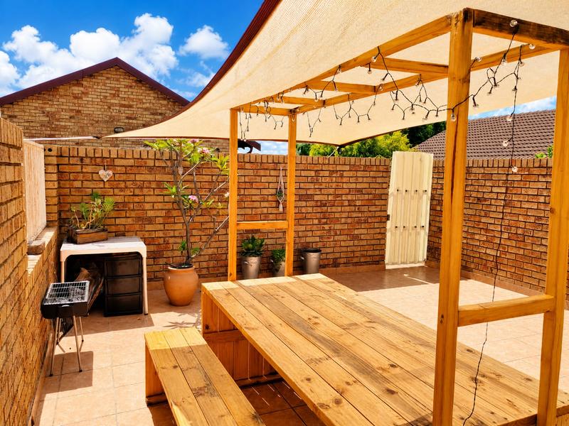 2 Bedroom Property for Sale in The Reeds Gauteng