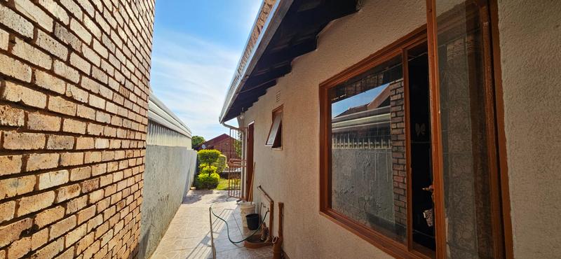 2 Bedroom Property for Sale in Mabopane Unit M Gauteng