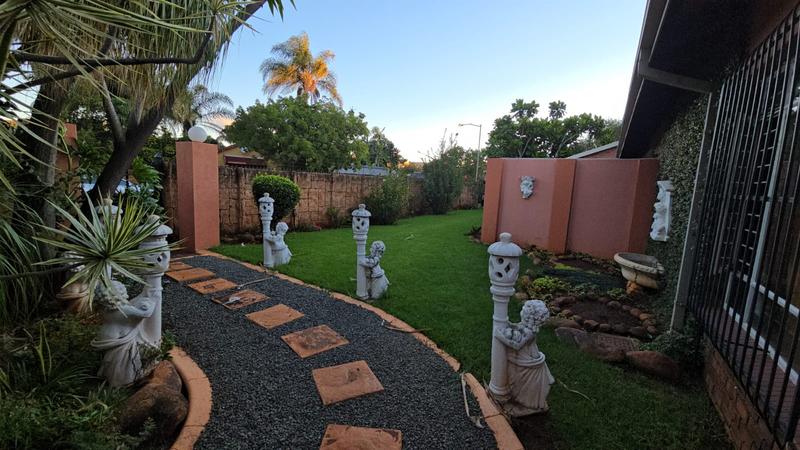 4 Bedroom Property for Sale in Karenpark Gauteng