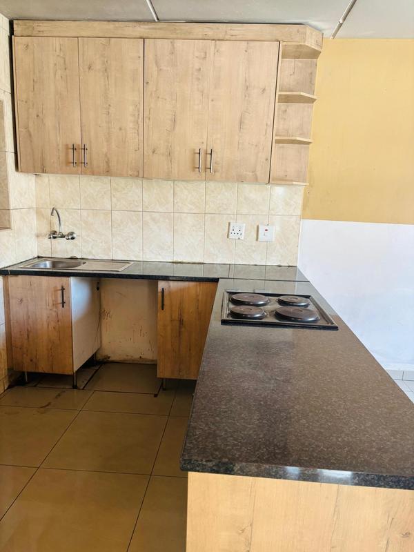 To Let 2 Bedroom Property for Rent in Fleurhof Gauteng