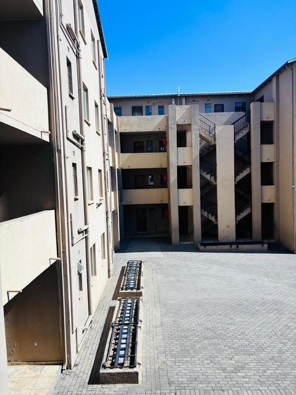 To Let 2 Bedroom Property for Rent in Fleurhof Gauteng