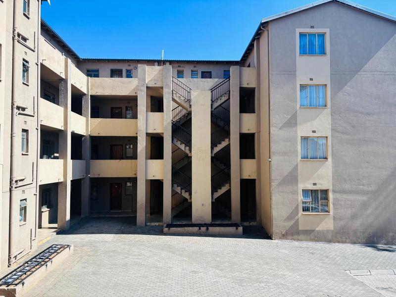 To Let 2 Bedroom Property for Rent in Fleurhof Gauteng