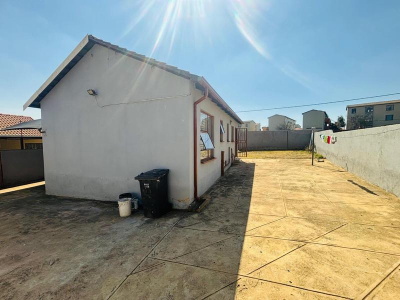 2 Bedroom Property for Sale in Fleurhof Gauteng