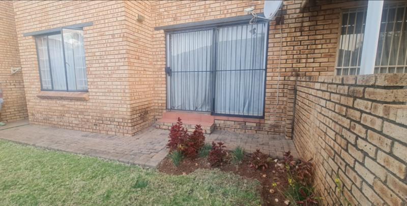 2 Bedroom Property for Sale in Heuwelsig Estate Gauteng