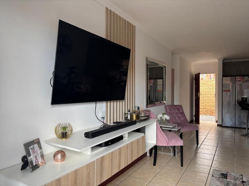 2 Bedroom Property for Sale in The Reeds Gauteng