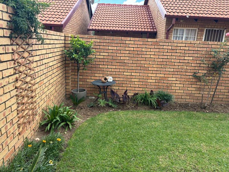 2 Bedroom Property for Sale in The Reeds Gauteng