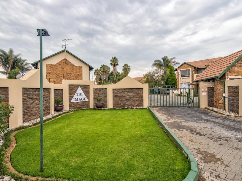 To Let 2 Bedroom Property for Rent in Glen Marais Gauteng