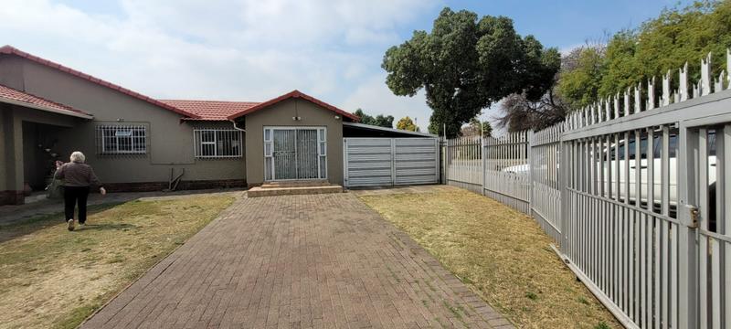 3 Bedroom Property for Sale in Verwoerdpark Gauteng