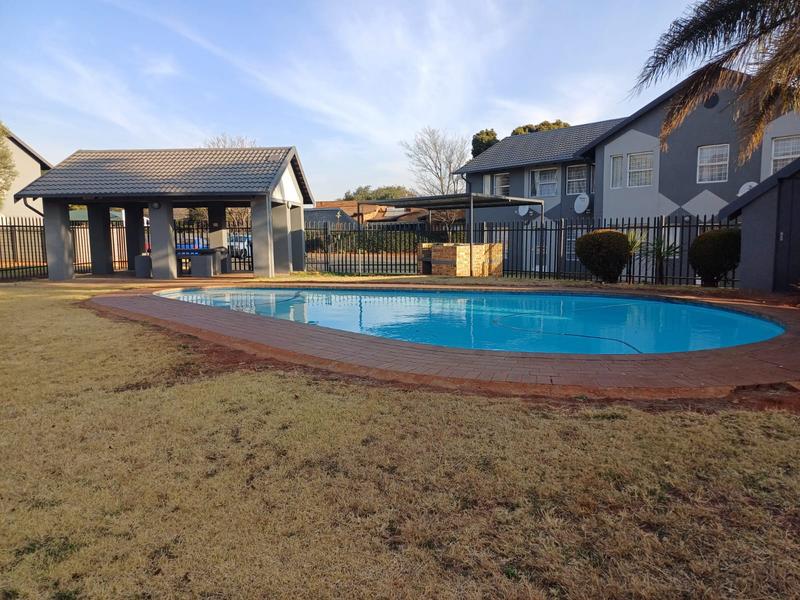 To Let 2 Bedroom Property for Rent in Ridgeway Gauteng