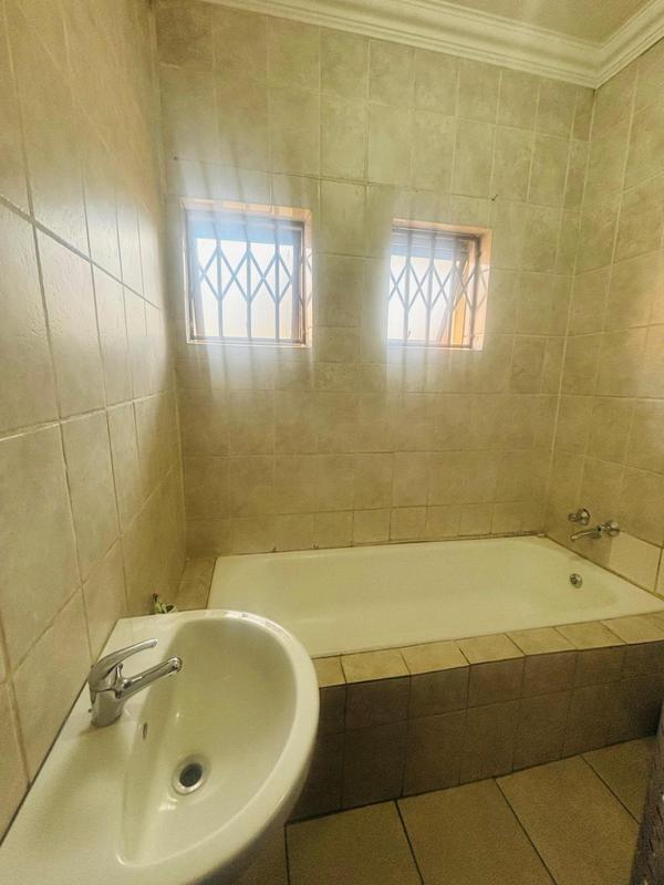 To Let 3 Bedroom Property for Rent in Creswell Park Gauteng