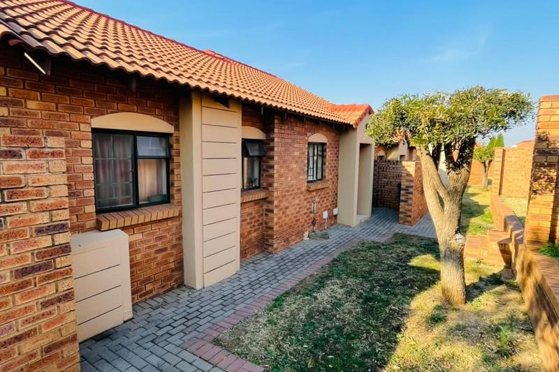 To Let 2 Bedroom Property for Rent in Monavoni Gauteng