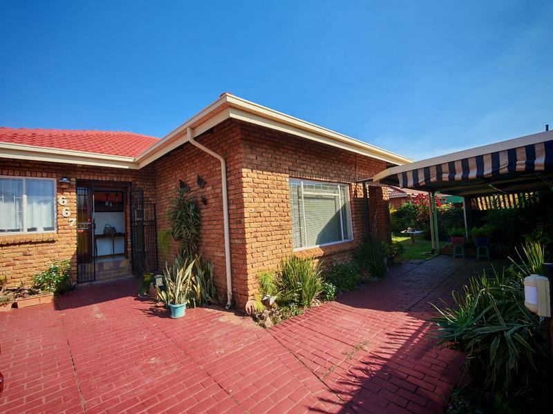 To Let 4 Bedroom Property for Rent in Florauna Gauteng