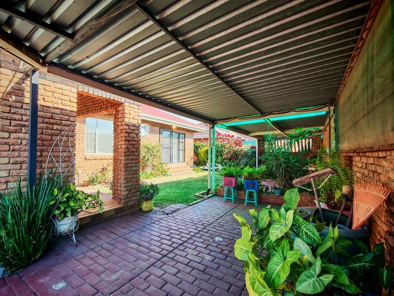 To Let 4 Bedroom Property for Rent in Florauna Gauteng