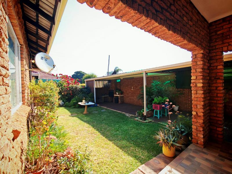 To Let 4 Bedroom Property for Rent in Florauna Gauteng
